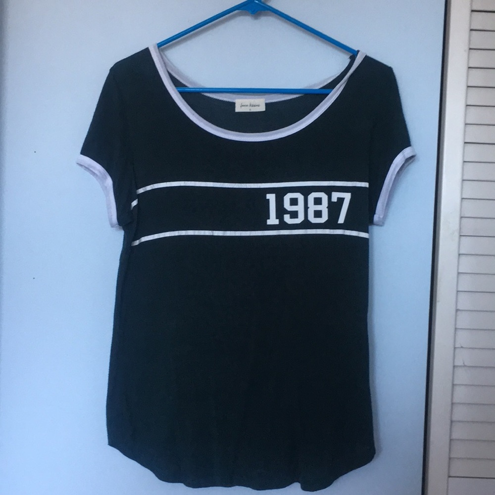 A green shirt, Size Small